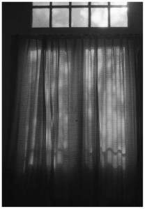 [1985]-070-10 baronielaan_achter_gordijnen