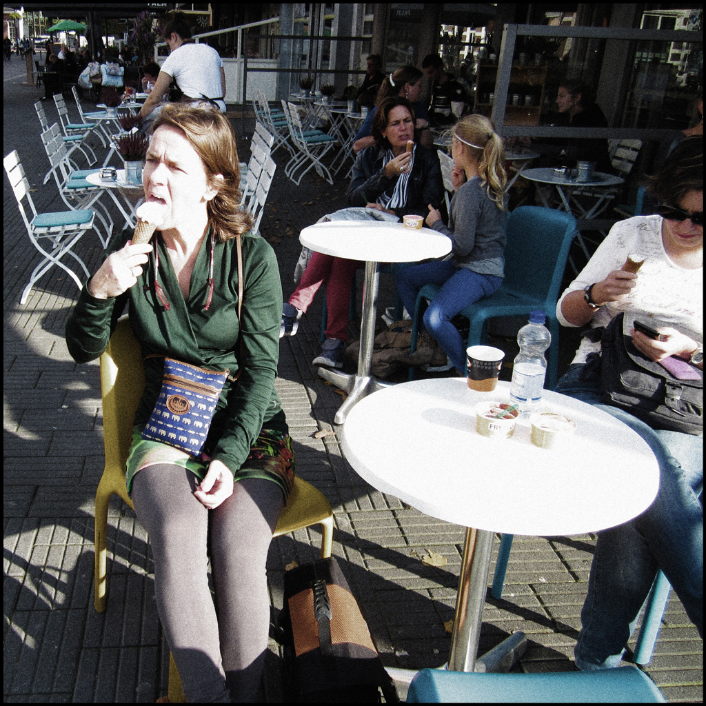 2013-1160 meisje likt Frezzo FOTO GUSTAVE PETIT