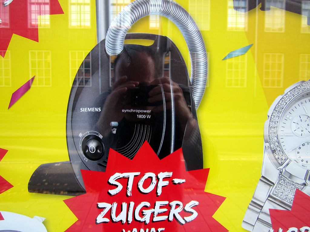 2013-1183 stofzuigers Kijkshop zelfportr FOTO GUSTAVE PETIT