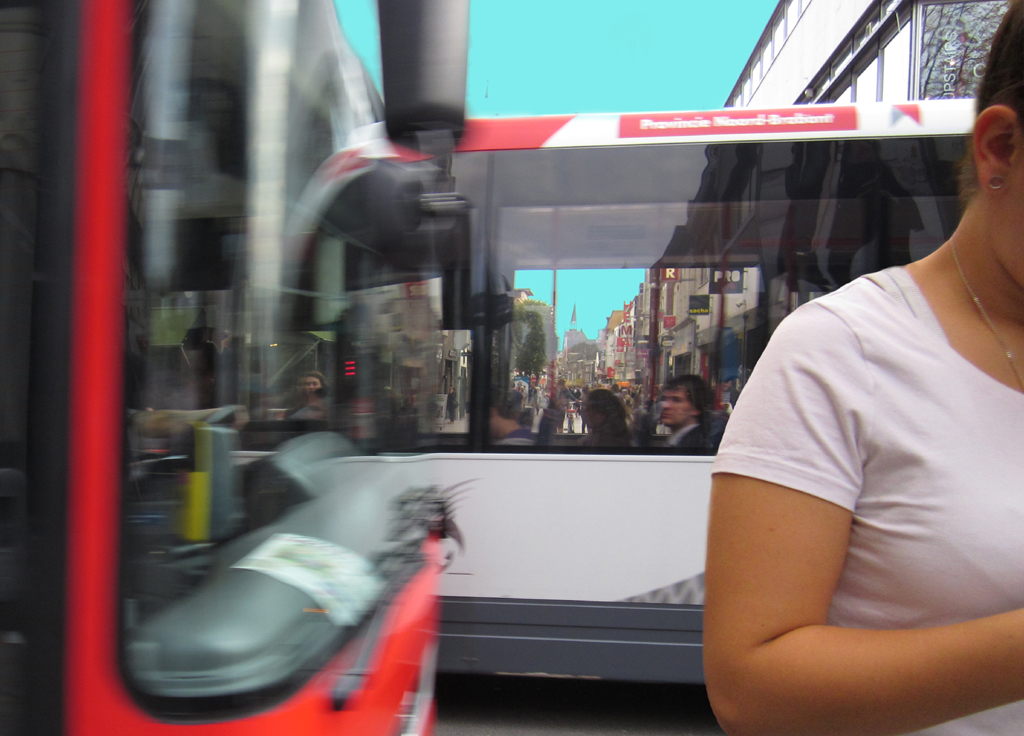 2013-1331 01 bus oversteken 1 FOTO GUSTAVE PETIT