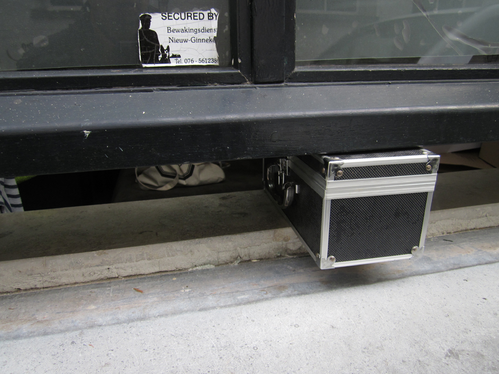 2013-1316 deurstopper zw koffer PHOTO GUSTAVE PETIT