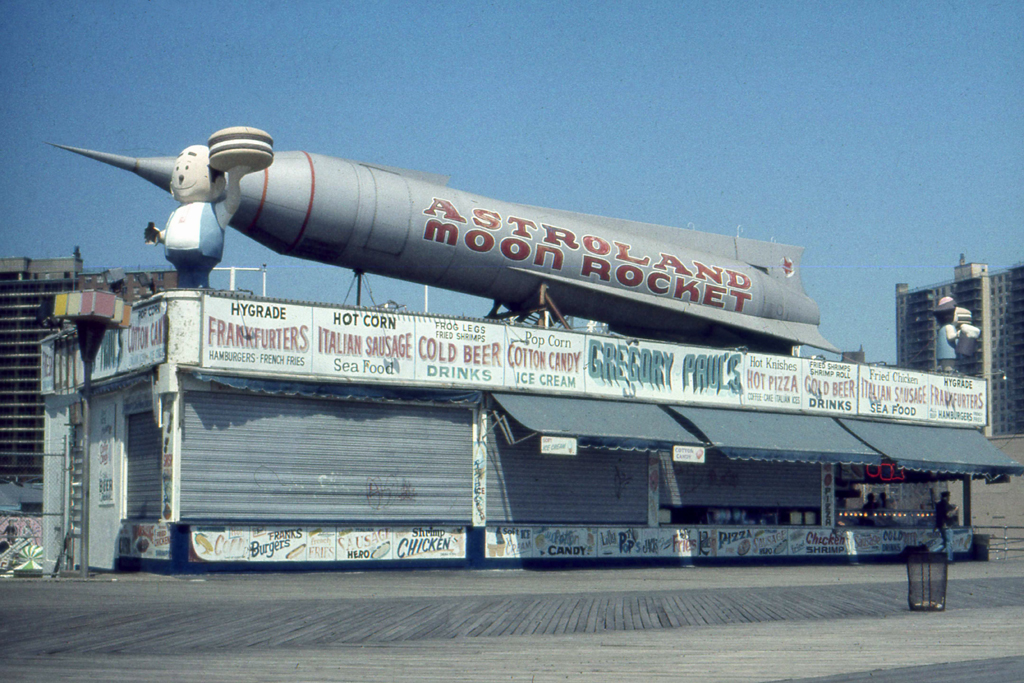 1982-N-10 coney island astroland moon rocket FOTO GUSTAVE PETIT